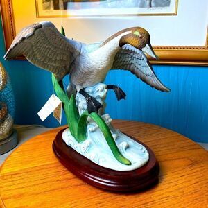 American bird ,Jonathan Byron figurine, porcelain, hand-painted vintage